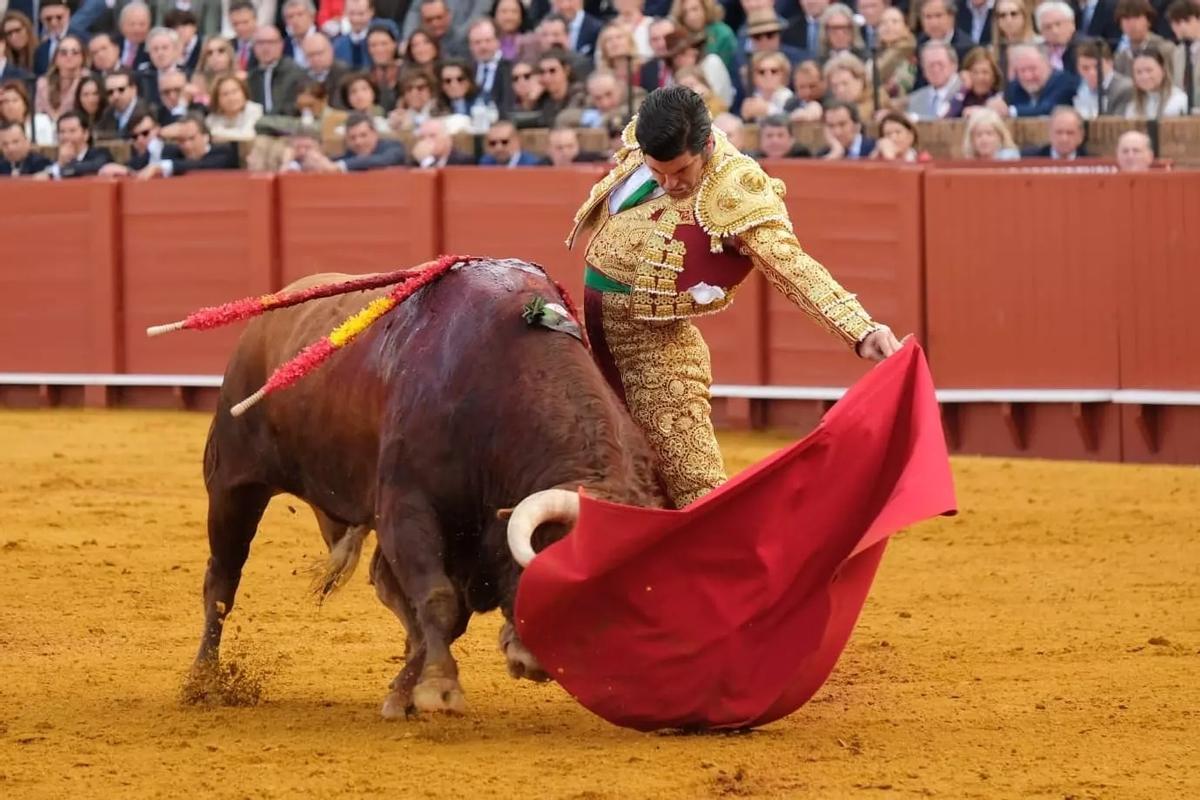 Morante de la Puebla en su primer toro en el Domingo de Resurrección.