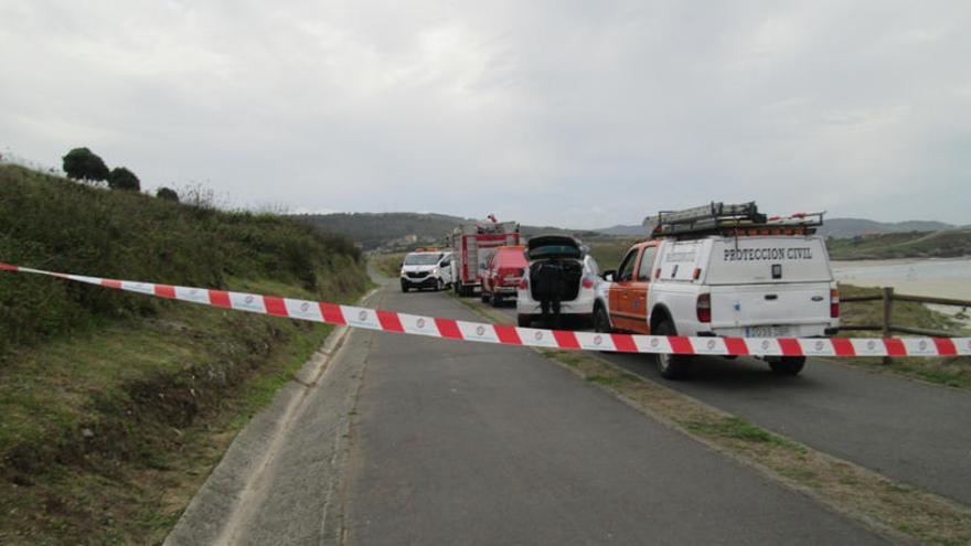 Los Tedax retiran una bengala de la armada francesa de la playa de Sabón