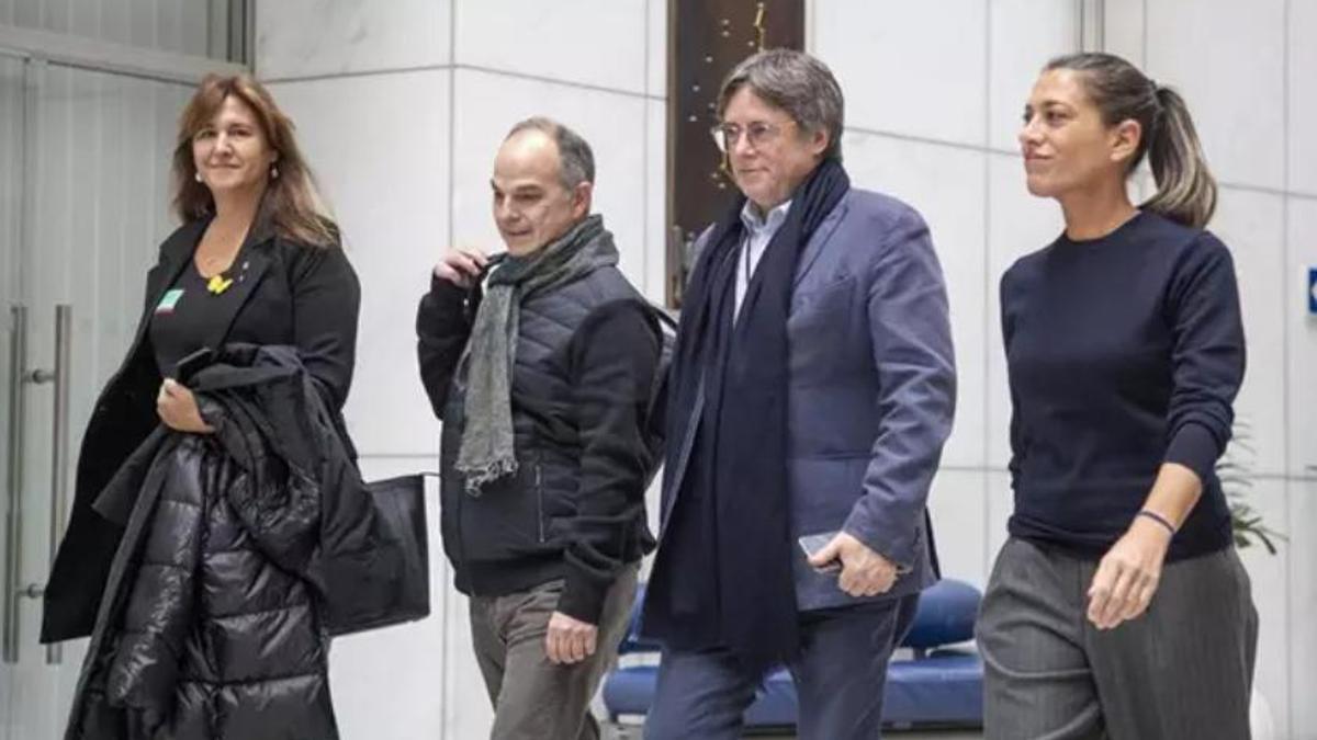 La presidenta de Junts, Laura Borràs; el secretario general de Junts per Catalunya, Jordi Turull; el expresidente de la Generalitat, Carles Puigdemont, y la diputada de Junts, Miriam Nogueras, a su llegada al Parlamento Europeo