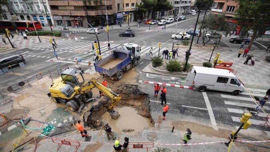 La rotura de una tubería en Sagasta complica el tráfico urbano y el ferroviario