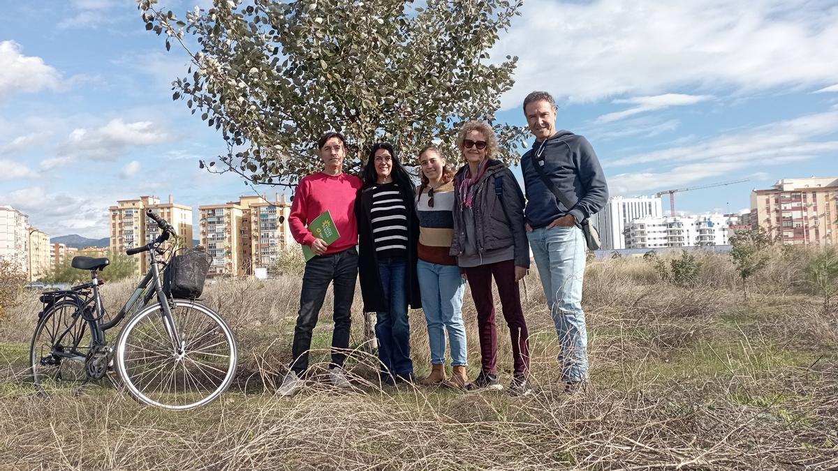 Miembros de Málaga por la Regeneración y Verdes Equo Málaga, la semana pasada en el solar de Repsol.