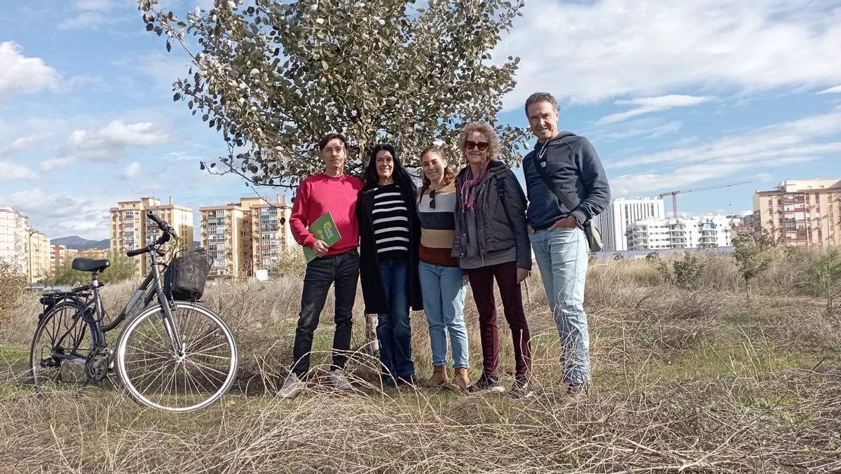 Miembros de Málaga por la Regeneración y Verdes Equo Málaga, la semana pasada en el solar de Repsol.