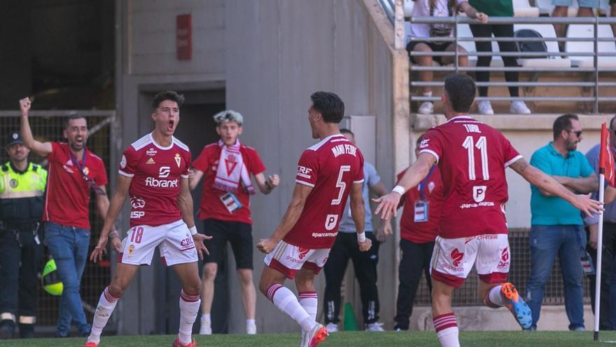 Arnau Ortiz celebra el gol que abrió el marcador ante el Castellón. | FRANCISCO PEÑARANDA