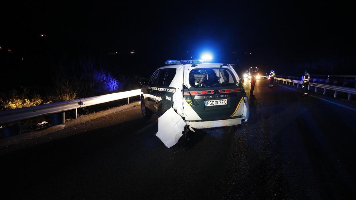 Así quedó el coche de la Guardia Civil arrollado por una furgoneta en la Minera