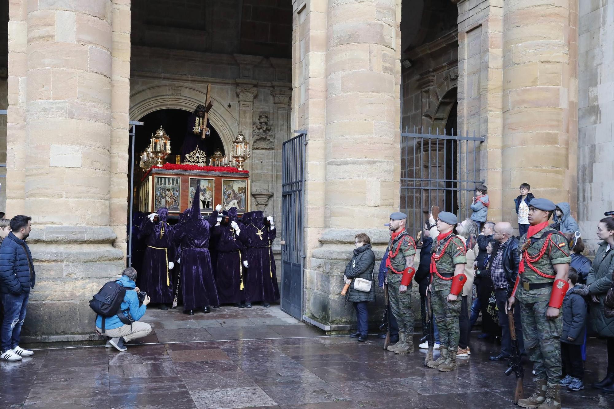 EN IMÁGENES | Procesión del Nazareno por las calles de Oviedo