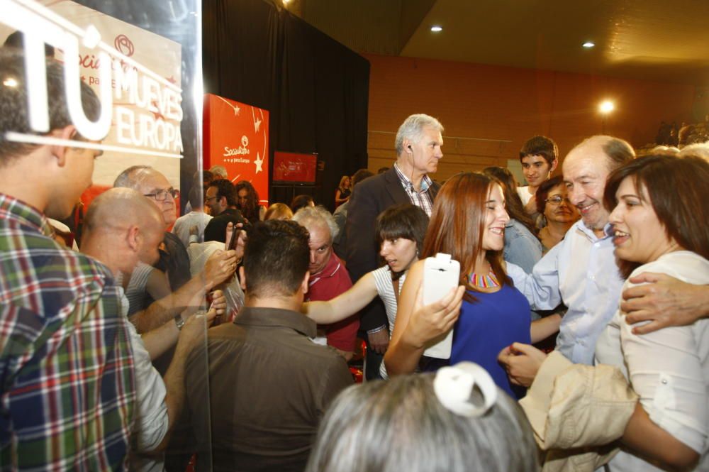 El secretario general del PSOE, Alfredo Pérez Rubalcaba, y el líder de los socialistas valencianos, Ximo Puig, durante el mitin de cierre de campaña para las elecciones europeas de 2014 en Alicante