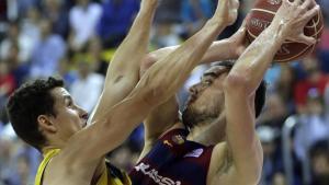 El base azulgrana Satoransky intenta superar la presión de San Miguel