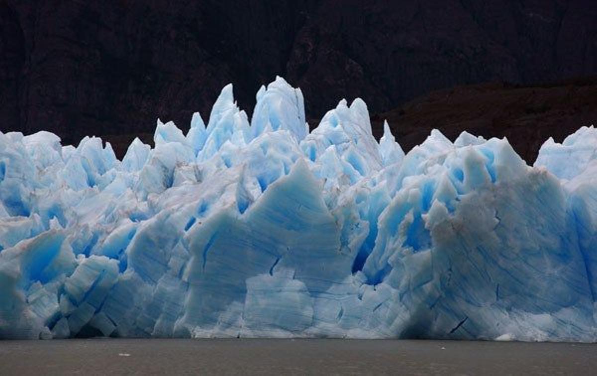El glaciar Grey es una imponente masa de hielo de la que se desprenden bloques que, al caer al lago del mismo nombre, provocan un estremecedor rugido.