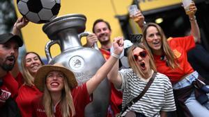 Los seguidores de España posan con un trofeo inflable antes del partido de fútbol de octavos de final de la Eurocopa 2024 entre España y Georgia en el estadio de Colonia el 30 de junio de 2024.