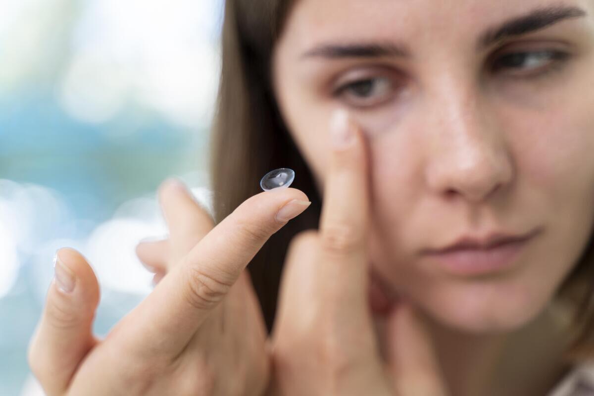 La queratitis ocular se produce por limpiar las lentillas con agua dulce