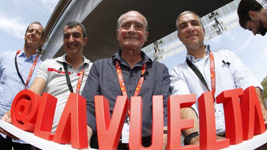 El director del Tour de Francia, Christian Prudhomme, el director de la Vuelta Ciclista a España, Javier Guillén, el alcalde de Malága, Francisco de la Torre y el presidente de la Diputación de Málaga, Elías Bendodo, durante la presentación de la salida de la Vuelta Ciclista a España 2018 en Nimes.