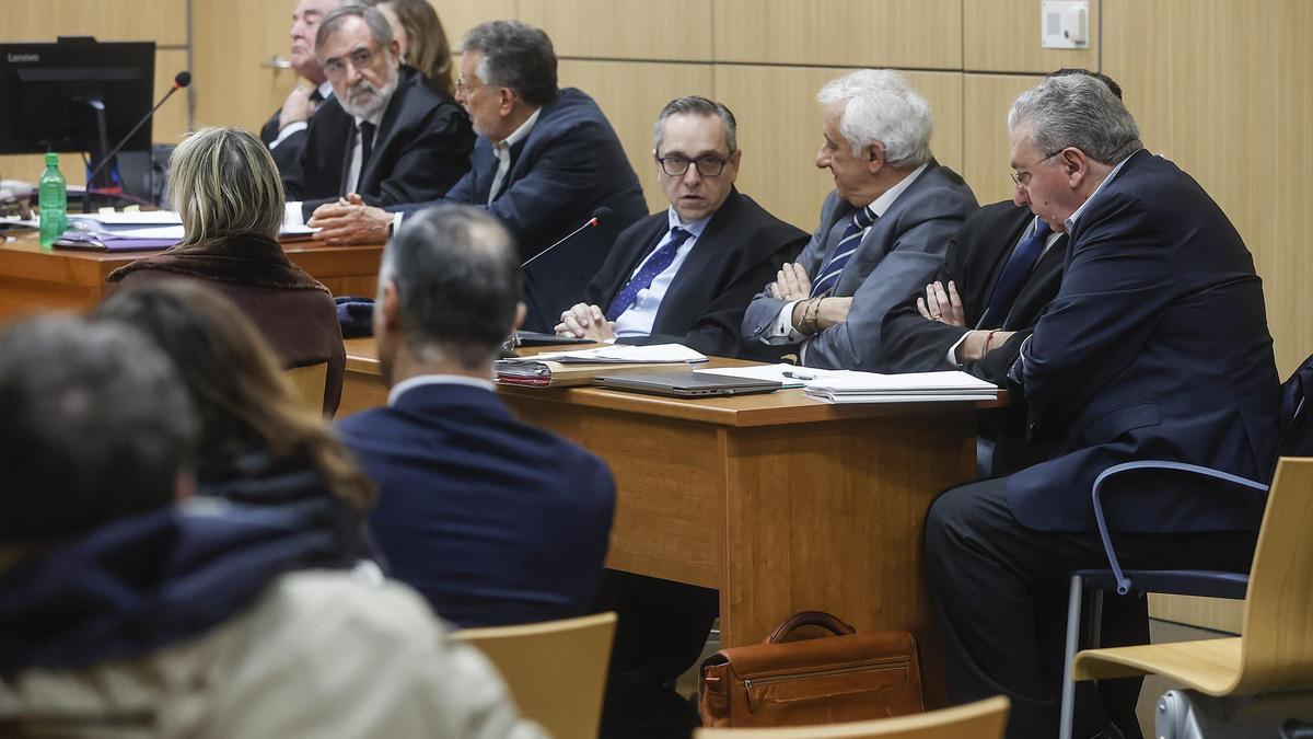 Grau, Santón y Salinas junto a sus abogados, en una imagen captada el primer día de vista.