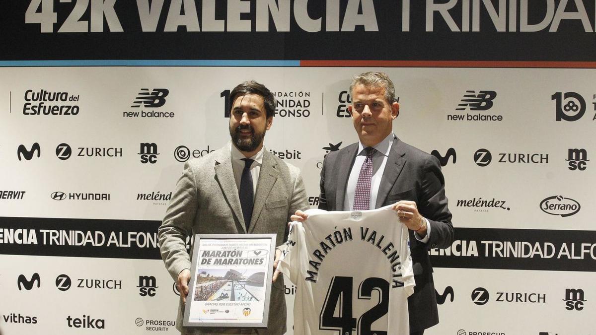 El VCF participó en el hermanamiento de clubes en la oficina CaixaBank ‘All in One’ por el maratón. | J.M.LÓPEZ