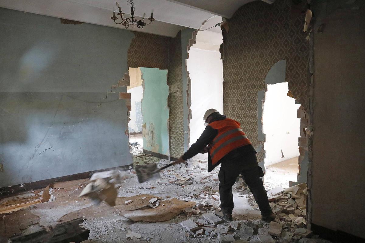 Les fotos de l'enderroc de l'edifici desocupat al carrer Tomàs Mieres de Girona