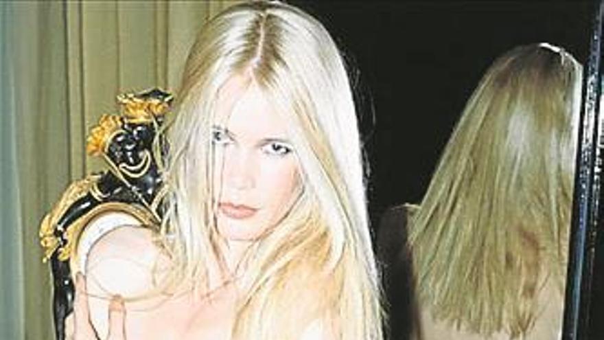 Claudia Schiffer posa desnuda