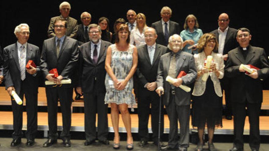 Foto de familia de los galardonados con los premios Jaume II y las Medallas de Honor, junto a las autoridades.