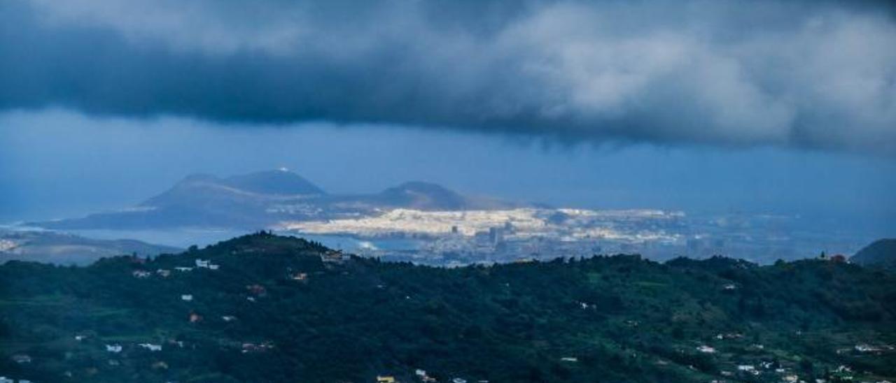 Vista de La Isleta desde San Mateo, cubierta por nubarrones.
