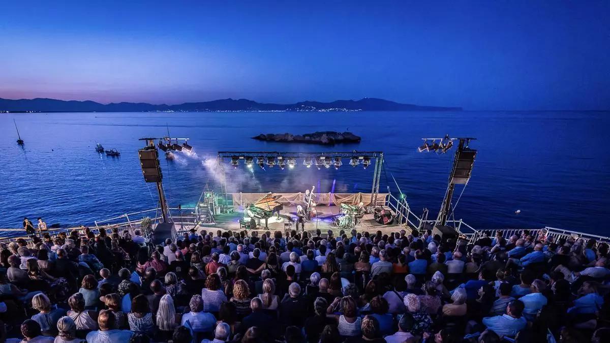 Un concierto del Portalblau en la Mar d'en Manassa