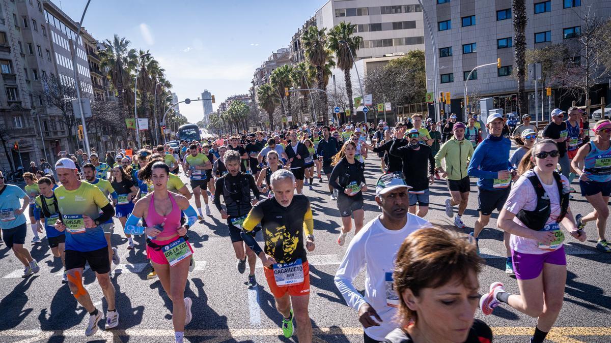 Récord de participación y ambiente primaveral en el Maratón de Barcelona: "Es muy guay correr, te relaja la mente y es muy buena terapia"