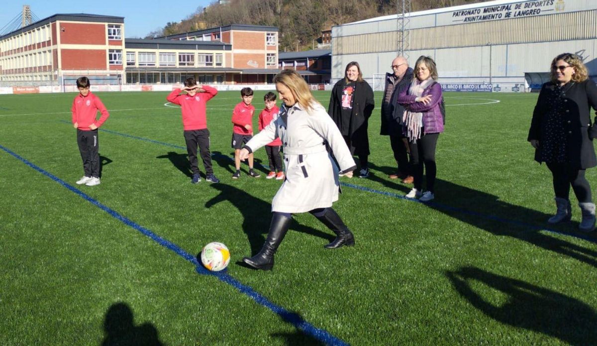 La consejera de Educación se dispone a chutar un penalti. | M. Á. G.