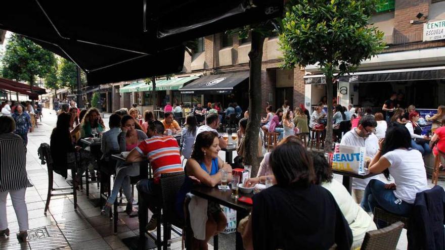 Clientes en las terrazas de la calle Manuel Pedregal.