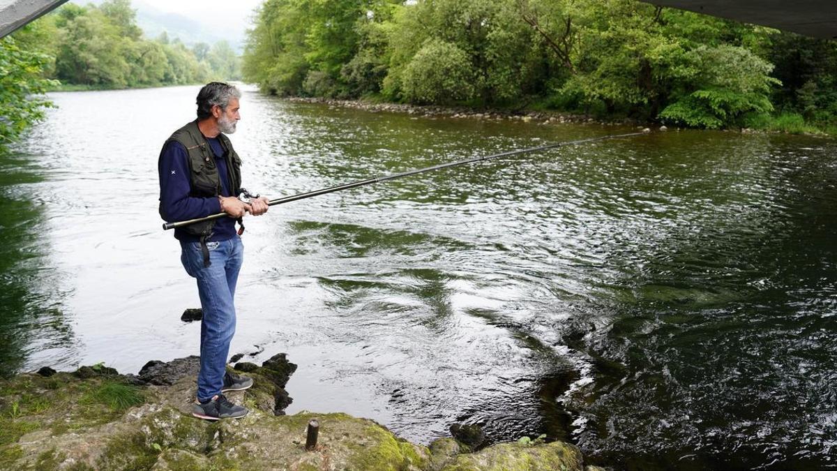 Un pescador, probando en el Narcea, en el inicio de esta temporada.