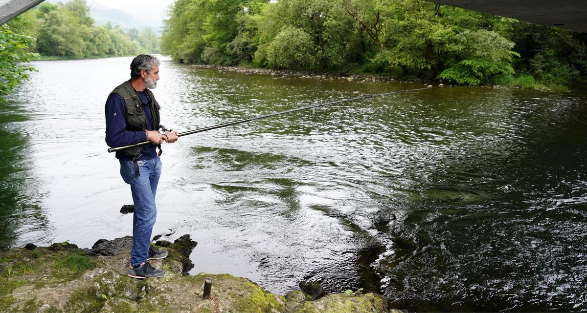Un pescador, probando en el Narcea, en el inicio de esta temporada.