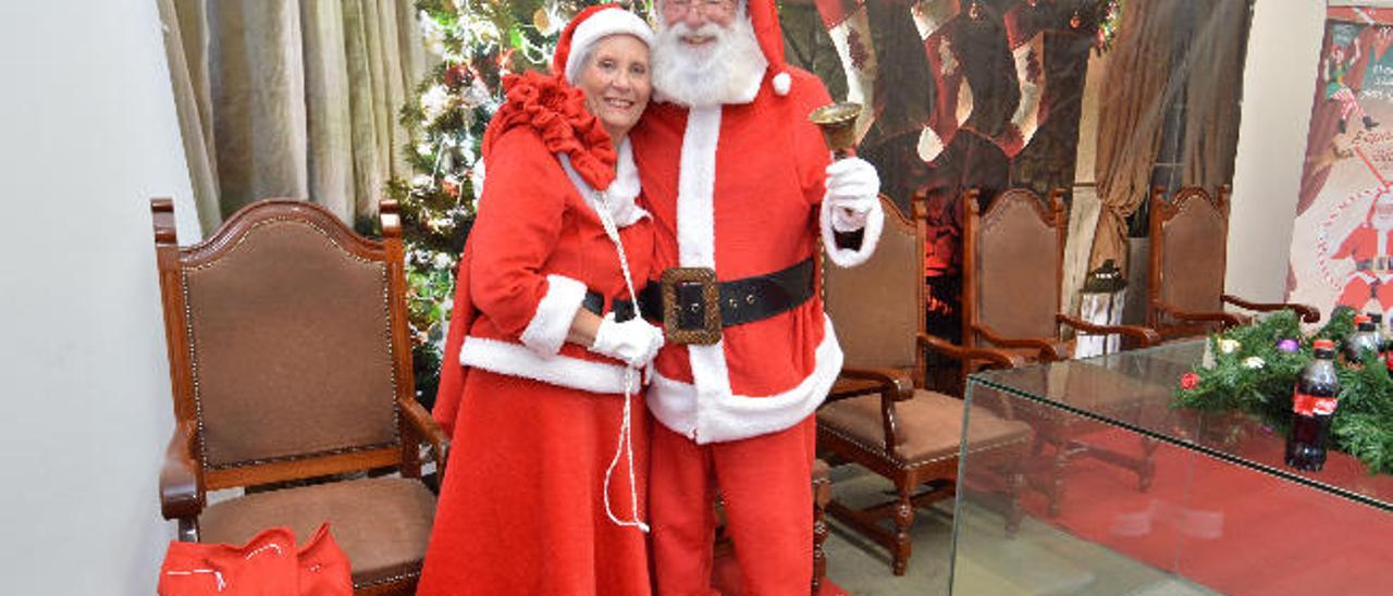 Papá y Mamá Noel, ayer, en la improvisada sala montada en Desarrollo Local para atender a los medios informativos.