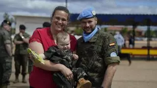 Regreso de las tropas extremeñas: "Me perdí el primer cumpleaños de mi hija, pero mereció la pena"