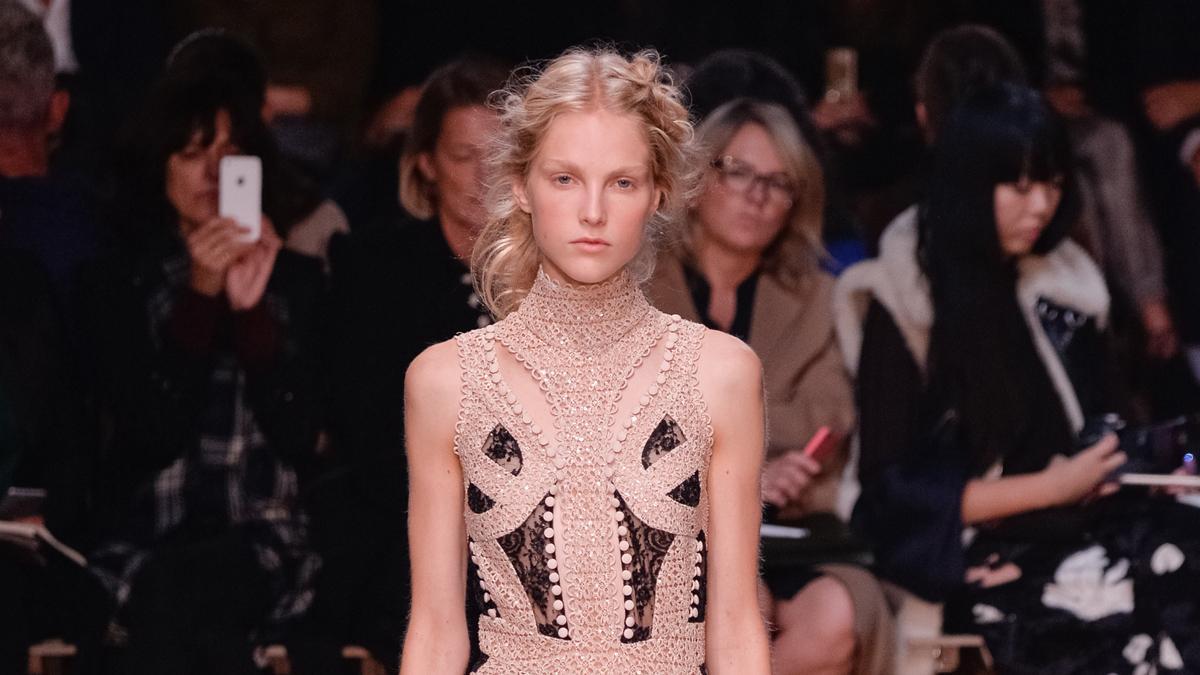 PFW: Alexander McQueen Primavera/Verano 2016, vestido con plumas