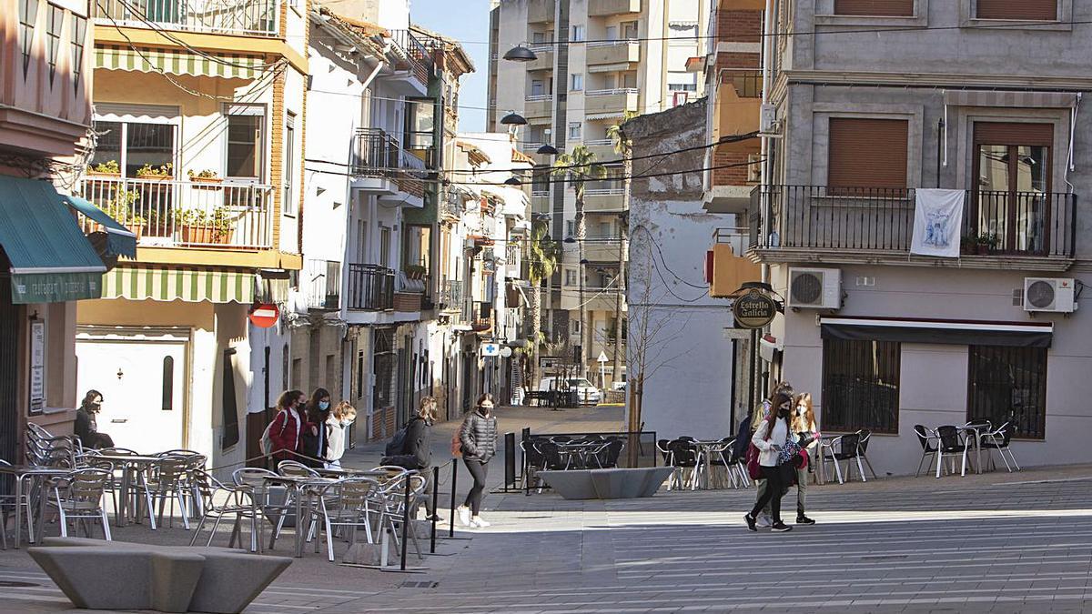 Estudiantes de Vallada vuelven a casa tras sus clases, en una imagen de ayer por la tarde | PERALES IBORRA