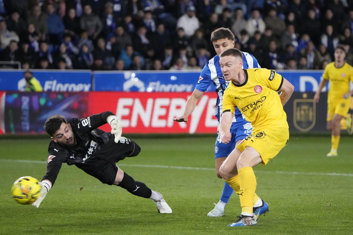 Vitoria, 23/02/2026.- El delantero ucraniano del Girona Viktor Tsygankov lanza ante el guardameta del Alavés Antonio Sivera para conseguir el segundo gol del equipo gerundense durante el encuentro correspondiente a la jornada 25 de Laliga EA Sports que Deportivo Alavés y Girona FC disputan este lunes en el estadio de Mendizorroza, en Vitoria. EFE/ Adrián Ruiz Hierro Vitoria, 23/02/2026.- El delantero ucraniano del Girona Viktor Tsygankov lanza ante el guardameta del Alavés Antonio Sivera para conseguir el segundo gol del equipo gerundense durante el encuentro correspondiente a la jornada 25 de Laliga EA Sports que Deportivo Alavés y Girona FC disputan este lunes en el estadio de Mendizorroza, en Vitoria. EFE/ Adrián Ruiz Hierro
