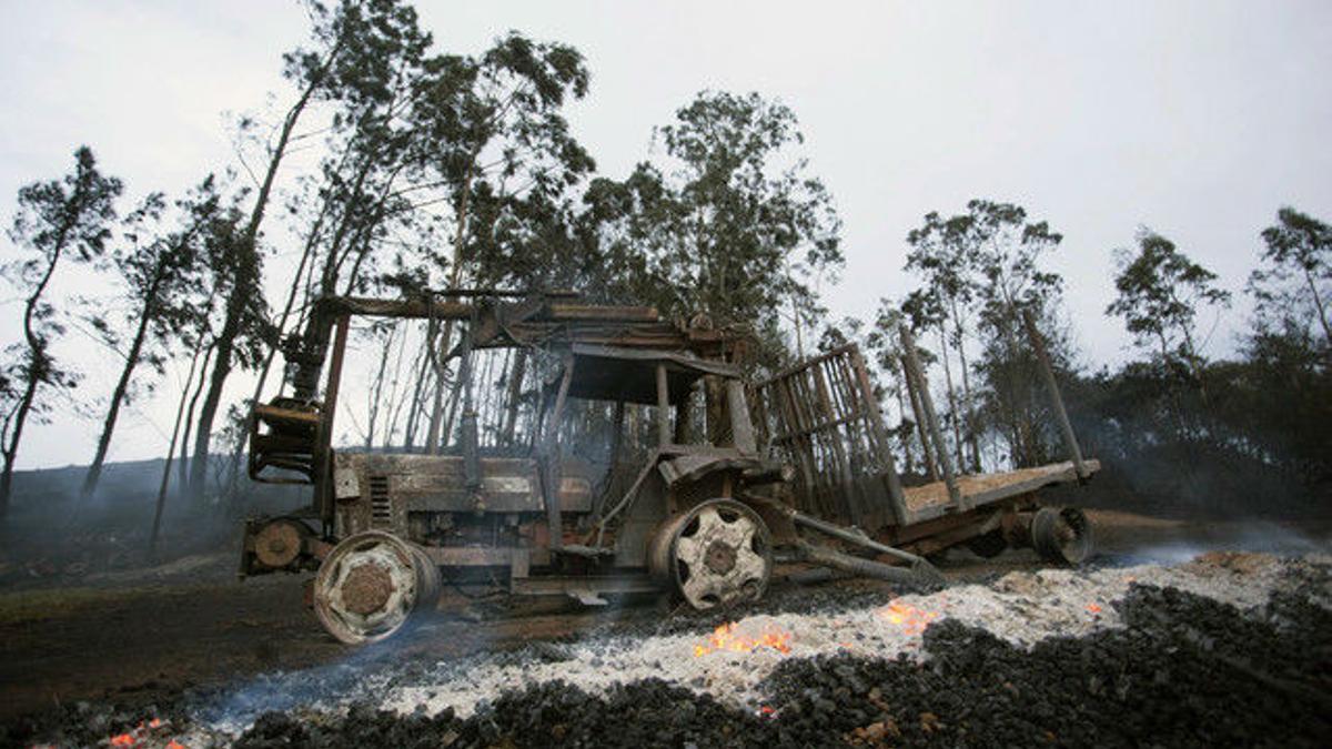 UNA OLEADA DE INCENDIOS AZOTA LA CORNISA CANTÁBRICA Oleada de incendios en la cornisa cantábrica