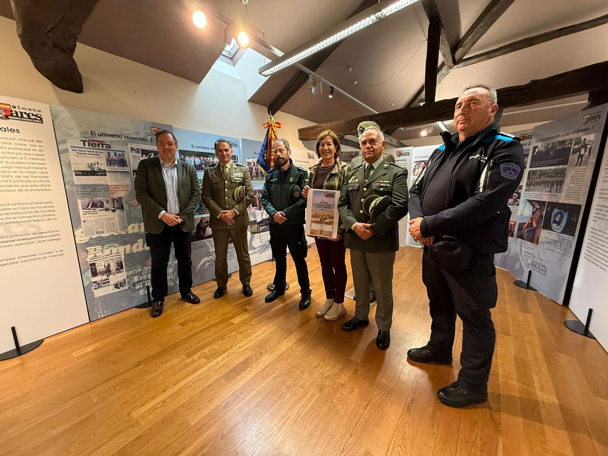 Así fue la inauguración de la exposición fotográfica de ARES en Villaviciosa
