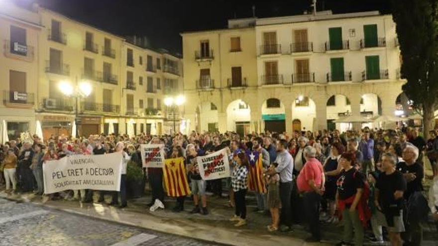 La manifestación contra la sentencia del «procés», el lunes pasado en la plaza Major de Gandia. ximo ferri