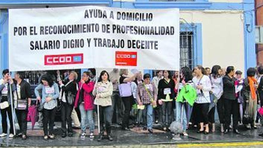 Las trabajadoras, durante una concentración, junto al Ayuntamiento de Grado.