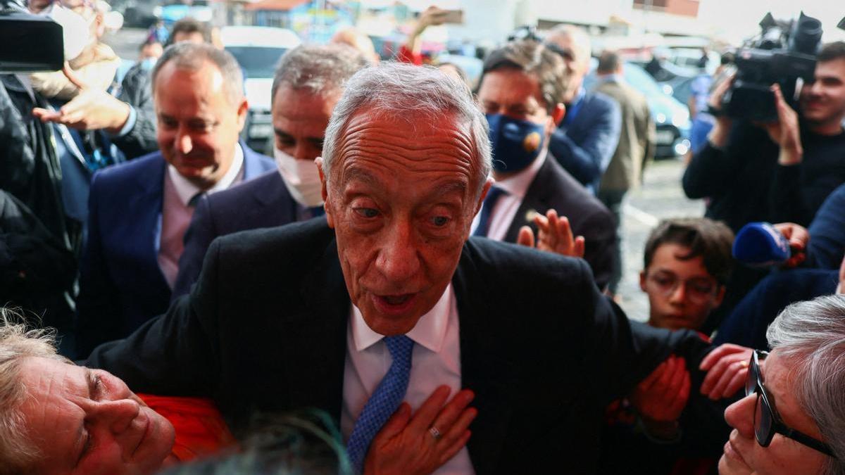 El presidente de Portugal, Marcelo Rebelo de Sousa, saluda a ciudadanos en una visita a las Azores, en marzo de 2022.