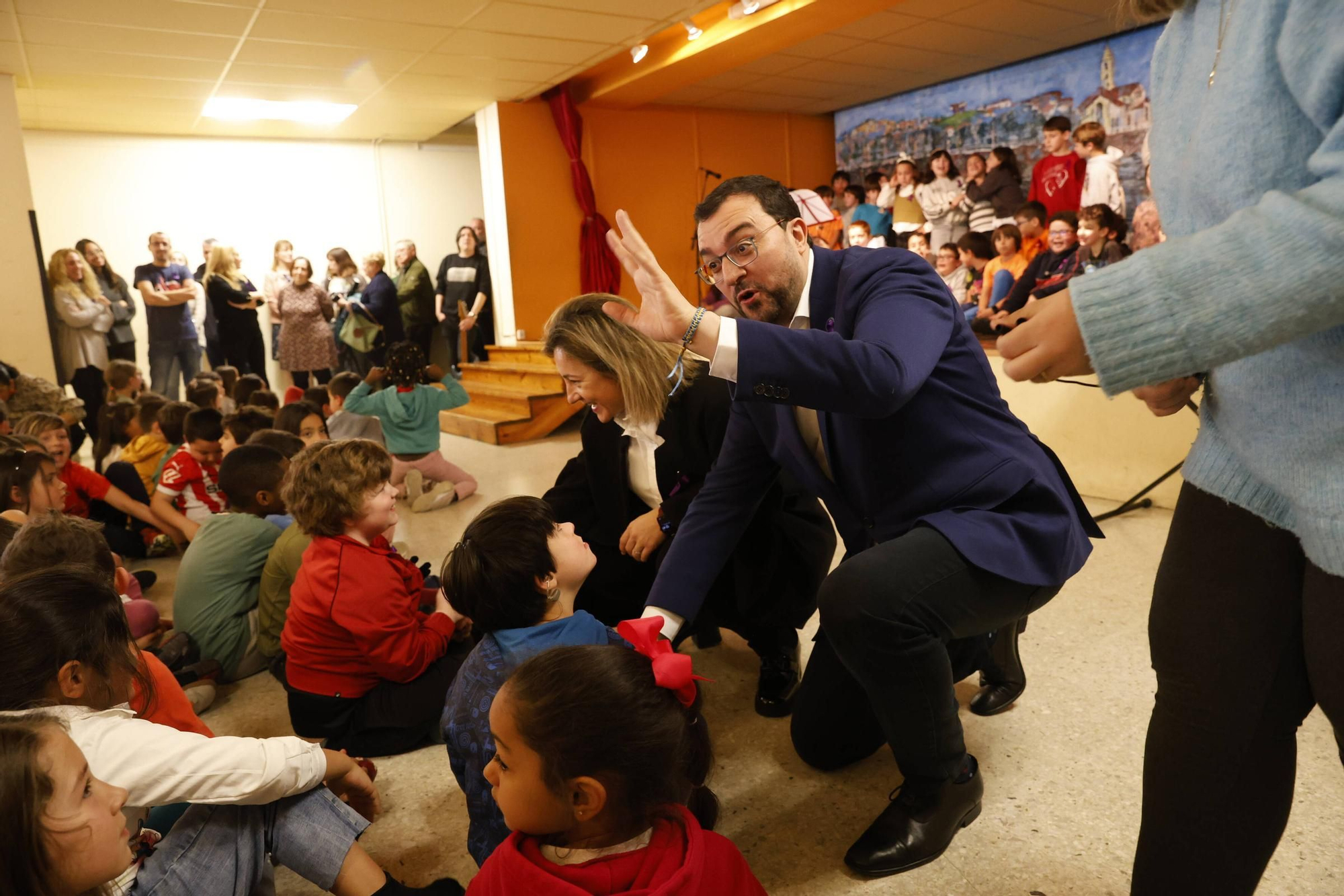 La visita de Adrián Barbón al colegio Lloréu, en Gijón
