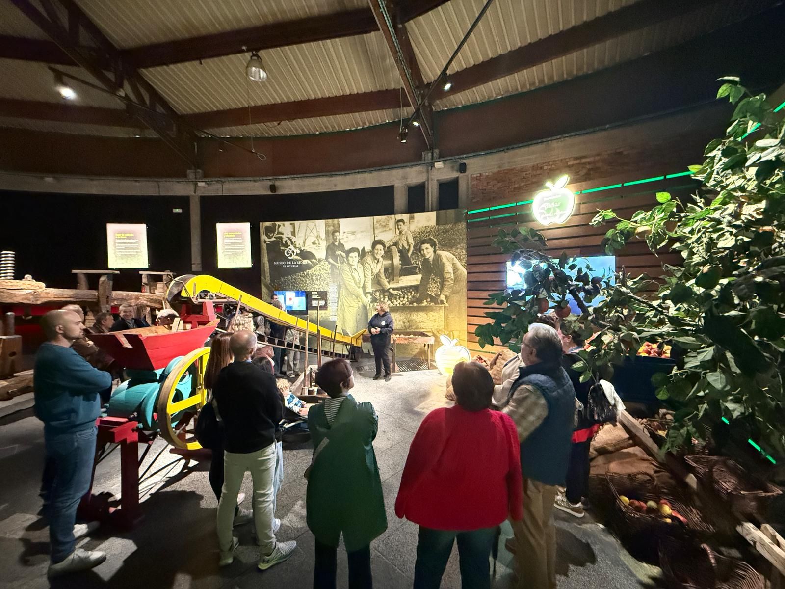 La Semana de la Floración del Manzano concluye con una visita al 'Sancta Sanctorum' de la cultura sidrera asturiana