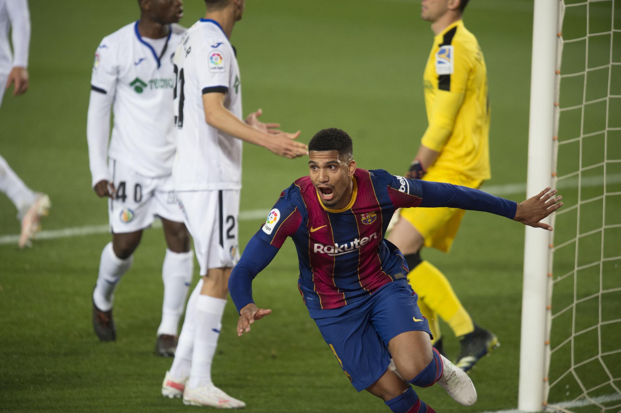 Araujo celebra el cuarto gol del Barça ante el Getafe.