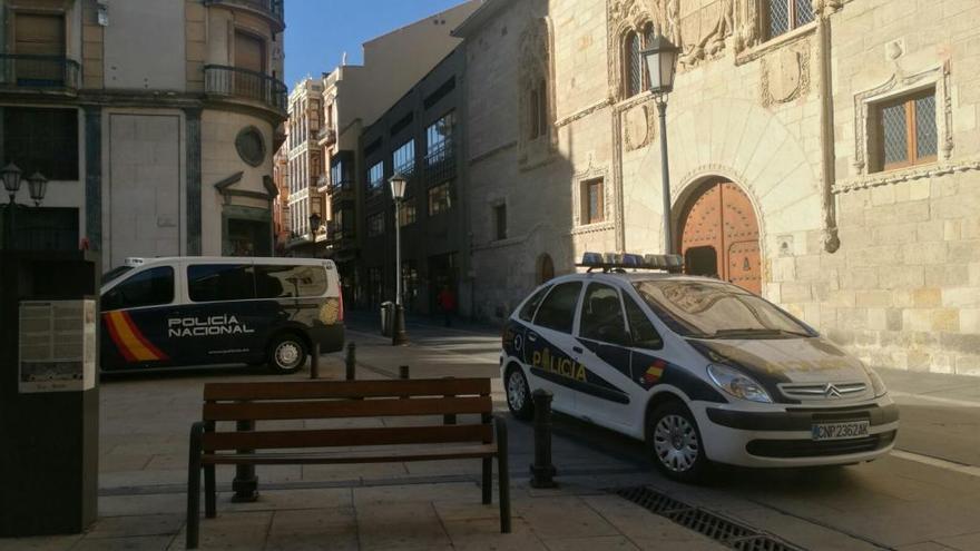 Coches de policía a las puertas del Juzgado de Zamora.