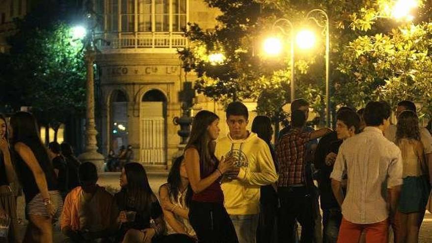 Jóvenes en un botellón nocturno en Ourense.