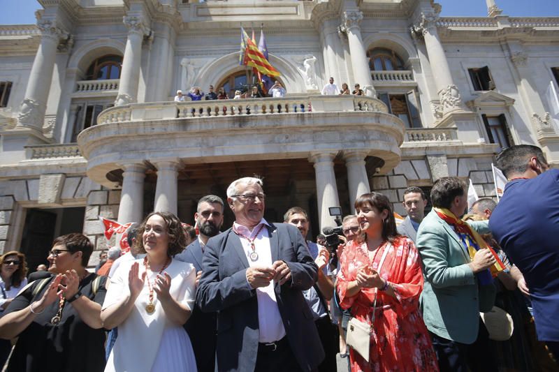 Baño de masas de Ribó y Gómez tras la constitución del ayuntamiento