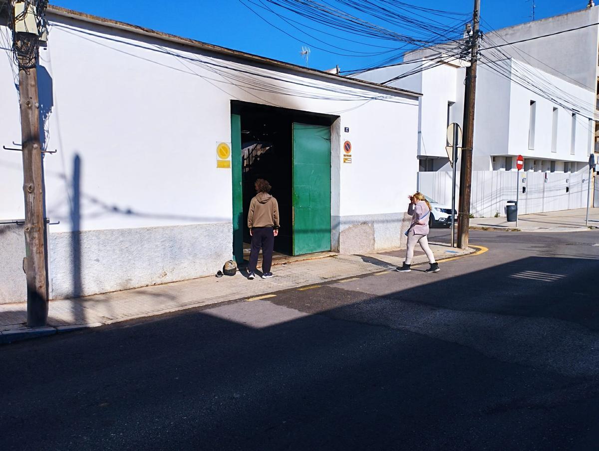El exterior del garaje incendiado.