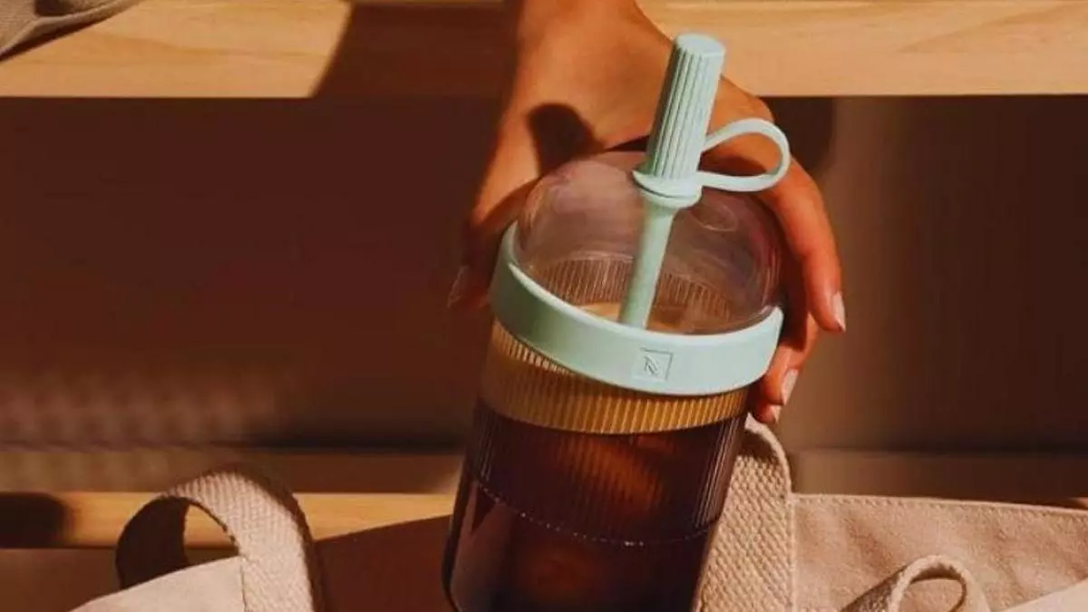Este es el termo de 24 € de Nespresso que se ha hecho viral por una razón: mantiene el café helado durante horas