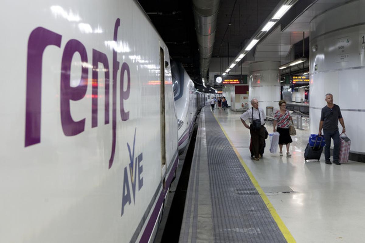 Un tren AVE a l’estació de Sants en una foto d’arxiu.