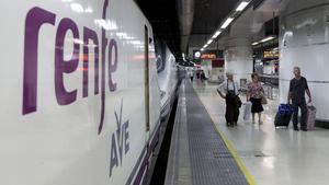 Un tren AVE en la estación de Sants en una foto de archivo