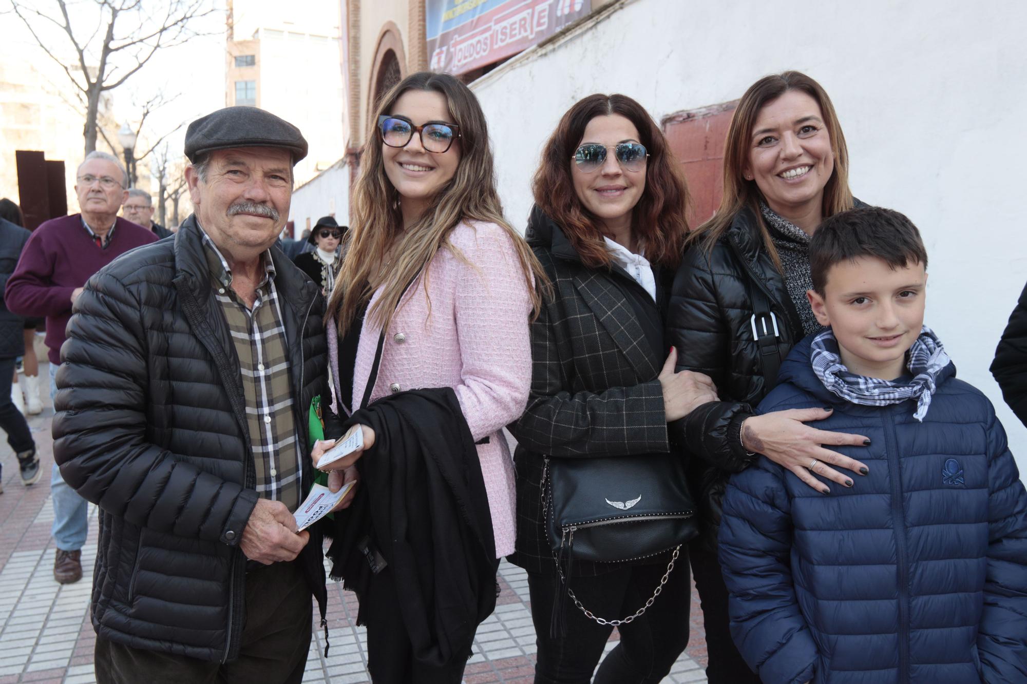 Desfile de los fieles de la tauromaquia para presenciar a El Juli y Manzanares