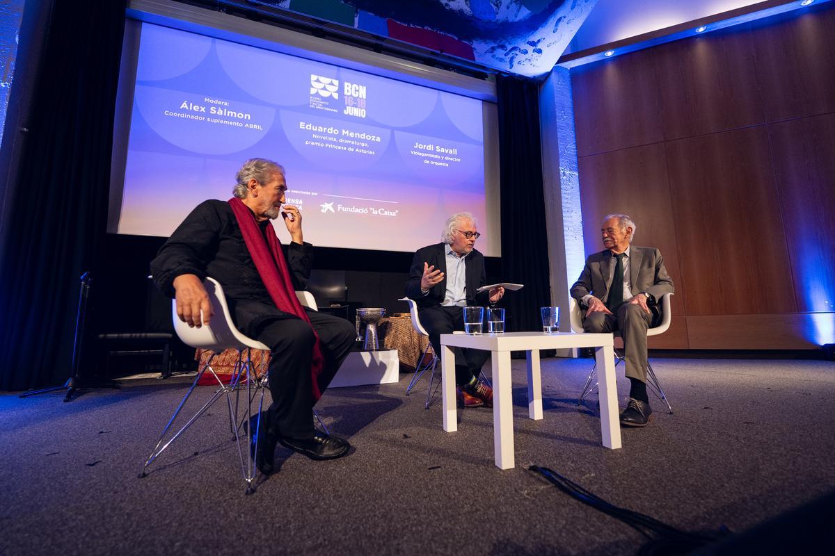 Álex Sàlmon, coordinador del suplemento 'Abril', conversa con el novelista, dramaturgo y premio Princesa de Asturias Eduardo Mendoza y con el violagambista y director de orquesta Jordi Savall durante el diálogo inaugural del Foro Económico y Social del Mediterráneo celebrado en la Fundació Miró.