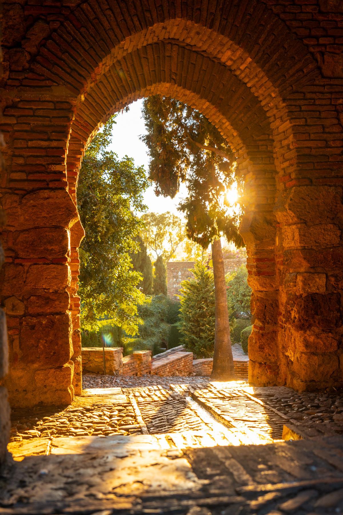 Atardecer en la puerta de la muralla y los jardines de la Alcazaba en la ciudad de Málaga